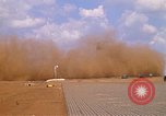 Immagine di CH 47 elicottero sollevano nuvole di polvere rossa Pleiku Vietnam, 1970, secondo 46 filmato di repertorio 65675038742