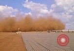 Immagine di CH 47 elicottero sollevano nuvole di polvere rossa Pleiku Vietnam, 1970, secondo 48 filmato di repertorio 65675038742