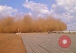 Immagine di CH 47 elicottero sollevano nuvole di polvere rossa Pleiku Vietnam, 1970, secondo 49 filmato di repertorio 65675038742
