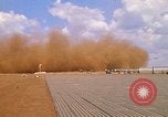 Immagine di CH 47 elicottero sollevano nuvole di polvere rossa Pleiku Vietnam, 1970, secondo 50 filmato di repertorio 65675038742