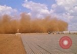 Immagine di CH 47 elicottero sollevano nuvole di polvere rossa Pleiku Vietnam, 1970, secondo 51 filmato di repertorio 65675038742