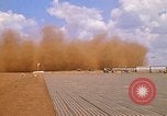 Immagine di CH 47 elicottero sollevano nuvole di polvere rossa Pleiku Vietnam, 1970, secondo 52 filmato di repertorio 65675038742