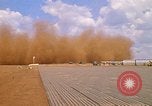 Immagine di CH 47 elicottero sollevano nuvole di polvere rossa Pleiku Vietnam, 1970, secondo 53 filmato di repertorio 65675038742