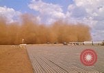 Immagine di CH 47 elicottero sollevano nuvole di polvere rossa Pleiku Vietnam, 1970, secondo 54 filmato di repertorio 65675038742