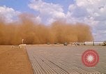Immagine di CH 47 elicottero sollevano nuvole di polvere rossa Pleiku Vietnam, 1970, secondo 55 filmato di repertorio 65675038742