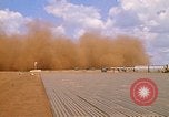 Immagine di CH 47 elicottero sollevano nuvole di polvere rossa Pleiku Vietnam, 1970, secondo 56 filmato di repertorio 65675038742