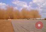 Immagine di CH 47 elicottero sollevano nuvole di polvere rossa Pleiku Vietnam, 1970, secondo 57 filmato di repertorio 65675038742