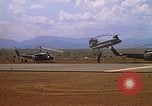 Immagine di CH 47 elicottero sollevano nuvole di polvere rossa Pleiku Vietnam, 1970, secondo 58 filmato di repertorio 65675038742