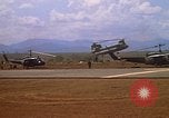 Immagine di CH 47 elicottero sollevano nuvole di polvere rossa Pleiku Vietnam, 1970, secondo 59 filmato di repertorio 65675038742