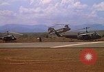 Immagine di CH 47 elicottero sollevano nuvole di polvere rossa Pleiku Vietnam, 1970, secondo 60 filmato di repertorio 65675038742