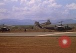 Immagine di CH 47 elicottero sollevano nuvole di polvere rossa Pleiku Vietnam, 1970, secondo 61 filmato di repertorio 65675038742