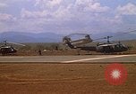 Immagine di CH 47 elicottero sollevano nuvole di polvere rossa Pleiku Vietnam, 1970, secondo 62 filmato di repertorio 65675038742