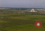 Standbild Flugzeuge landen Thailand, 1967, aus Sekunde 32 historischem Filmmaterial Videoclip 65675038787
