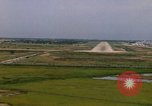 Standbild Flugzeuge landen Thailand, 1967, aus Sekunde 45 historischem Filmmaterial Videoclip 65675038787