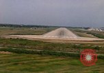 Standbild Flugzeuge landen Thailand, 1967, aus Sekunde 61 historischem Filmmaterial Videoclip 65675038787