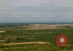 Standbild Pilot's view of Endanflug auf Piste 06 in Korat Airbase Thailand, 1967, aus Sekunde 3 historischem Filmmaterial Videoclip 65675038788