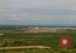 Standbild Pilot's view of Endanflug auf Piste 06 in Korat Airbase Thailand, 1967, aus Sekunde 4 historischem Filmmaterial Videoclip 65675038788