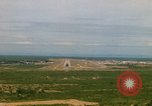 Standbild Pilot's view of Endanflug auf Piste 06 in Korat Airbase Thailand, 1967, aus Sekunde 6 historischem Filmmaterial Videoclip 65675038788