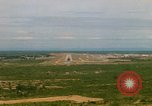 Standbild Pilot's view of Endanflug auf Piste 06 in Korat Airbase Thailand, 1967, aus Sekunde 7 historischem Filmmaterial Videoclip 65675038788