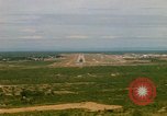 Standbild Pilot's view of Endanflug auf Piste 06 in Korat Airbase Thailand, 1967, aus Sekunde 8 historischem Filmmaterial Videoclip 65675038788