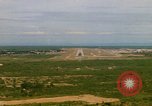 Standbild Pilot's view of Endanflug auf Piste 06 in Korat Airbase Thailand, 1967, aus Sekunde 9 historischem Filmmaterial Videoclip 65675038788