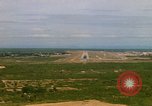 Standbild Pilot's view of Endanflug auf Piste 06 in Korat Airbase Thailand, 1967, aus Sekunde 10 historischem Filmmaterial Videoclip 65675038788