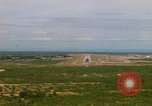 Standbild Pilot's view of Endanflug auf Piste 06 in Korat Airbase Thailand, 1967, aus Sekunde 11 historischem Filmmaterial Videoclip 65675038788