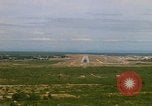 Standbild Pilot's view of Endanflug auf Piste 06 in Korat Airbase Thailand, 1967, aus Sekunde 12 historischem Filmmaterial Videoclip 65675038788