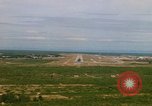 Standbild Pilot's view of Endanflug auf Piste 06 in Korat Airbase Thailand, 1967, aus Sekunde 13 historischem Filmmaterial Videoclip 65675038788