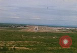 Standbild Pilot's view of Endanflug auf Piste 06 in Korat Airbase Thailand, 1967, aus Sekunde 14 historischem Filmmaterial Videoclip 65675038788