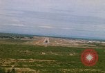 Standbild Pilot's view of Endanflug auf Piste 06 in Korat Airbase Thailand, 1967, aus Sekunde 15 historischem Filmmaterial Videoclip 65675038788
