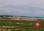 Standbild Pilot's view of Endanflug auf Piste 06 in Korat Airbase Thailand, 1967, aus Sekunde 16 historischem Filmmaterial Videoclip 65675038788