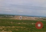 Standbild Pilot's view of Endanflug auf Piste 06 in Korat Airbase Thailand, 1967, aus Sekunde 17 historischem Filmmaterial Videoclip 65675038788