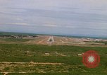 Standbild Pilot's view of Endanflug auf Piste 06 in Korat Airbase Thailand, 1967, aus Sekunde 18 historischem Filmmaterial Videoclip 65675038788