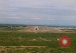 Standbild Pilot's view of Endanflug auf Piste 06 in Korat Airbase Thailand, 1967, aus Sekunde 19 historischem Filmmaterial Videoclip 65675038788