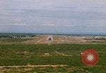 Standbild Pilot's view of Endanflug auf Piste 06 in Korat Airbase Thailand, 1967, aus Sekunde 20 historischem Filmmaterial Videoclip 65675038788