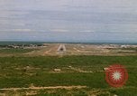 Standbild Pilot's view of Endanflug auf Piste 06 in Korat Airbase Thailand, 1967, aus Sekunde 21 historischem Filmmaterial Videoclip 65675038788