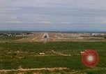 Standbild Pilot's view of Endanflug auf Piste 06 in Korat Airbase Thailand, 1967, aus Sekunde 22 historischem Filmmaterial Videoclip 65675038788