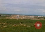 Standbild Pilot's view of Endanflug auf Piste 06 in Korat Airbase Thailand, 1967, aus Sekunde 24 historischem Filmmaterial Videoclip 65675038788