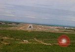 Standbild Pilot's view of Endanflug auf Piste 06 in Korat Airbase Thailand, 1967, aus Sekunde 25 historischem Filmmaterial Videoclip 65675038788