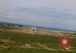 Standbild Pilot's view of Endanflug auf Piste 06 in Korat Airbase Thailand, 1967, aus Sekunde 26 historischem Filmmaterial Videoclip 65675038788