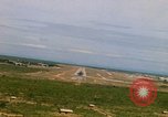 Standbild Pilot's view of Endanflug auf Piste 06 in Korat Airbase Thailand, 1967, aus Sekunde 27 historischem Filmmaterial Videoclip 65675038788