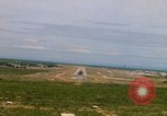 Standbild Pilot's view of Endanflug auf Piste 06 in Korat Airbase Thailand, 1967, aus Sekunde 28 historischem Filmmaterial Videoclip 65675038788