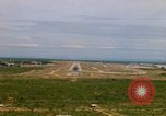 Standbild Pilot's view of Endanflug auf Piste 06 in Korat Airbase Thailand, 1967, aus Sekunde 29 historischem Filmmaterial Videoclip 65675038788