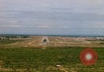 Standbild Pilot's view of Endanflug auf Piste 06 in Korat Airbase Thailand, 1967, aus Sekunde 30 historischem Filmmaterial Videoclip 65675038788