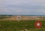 Standbild Pilot's view of Endanflug auf Piste 06 in Korat Airbase Thailand, 1967, aus Sekunde 31 historischem Filmmaterial Videoclip 65675038788