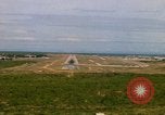 Standbild Pilot's view of Endanflug auf Piste 06 in Korat Airbase Thailand, 1967, aus Sekunde 32 historischem Filmmaterial Videoclip 65675038788