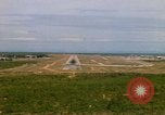 Standbild Pilot's view of Endanflug auf Piste 06 in Korat Airbase Thailand, 1967, aus Sekunde 33 historischem Filmmaterial Videoclip 65675038788