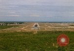 Standbild Pilot's view of Endanflug auf Piste 06 in Korat Airbase Thailand, 1967, aus Sekunde 35 historischem Filmmaterial Videoclip 65675038788