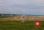 Standbild Pilot's view of Endanflug auf Piste 06 in Korat Airbase Thailand, 1967, aus Sekunde 37 historischem Filmmaterial Videoclip 65675038788